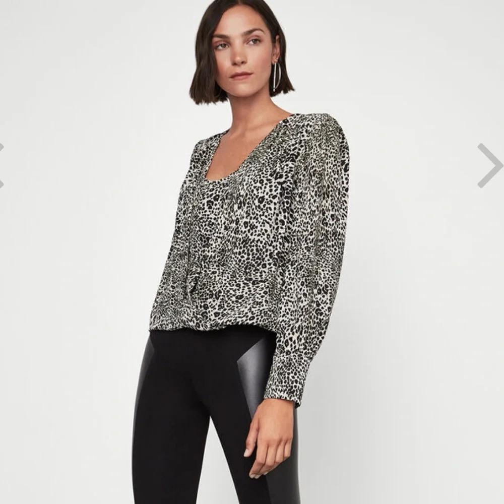 ⭐️2/$25⭐️Puff sleeve Leopard-like blouse High/Low medium - Picture 1 of 9